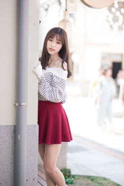 美女托衣